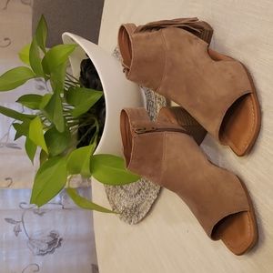 b.o.c. Block heel Fringe Sandal